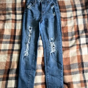 Ripped jeans don’t fit me anymore. Comfy, no stains, and in good condition!